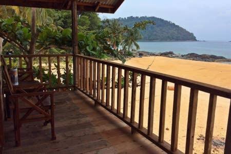 Beachfront Hut Downstairs Astra - Beach Shack Chalet Kampong Juara Ngoại thất bức ảnh
